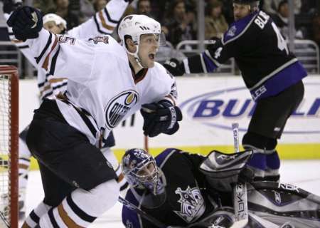 Jan Hejda z Edmontonu se raduje ze své vítězstné branky v Los Angeles. | Foto: Reuters