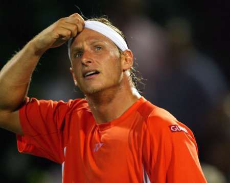 David Nalbandian z Argentiny sundavá čelenku po vítězství 6-2 6-2 ve čtvrtfinále v Miami nad Mariem Ančičem. | Foto: Reuters