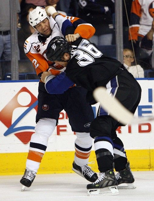 Chris Simon z New Yorku Islanders (vlevo) v potyčce s Andre Royem z Tampy. | Foto: Reuters