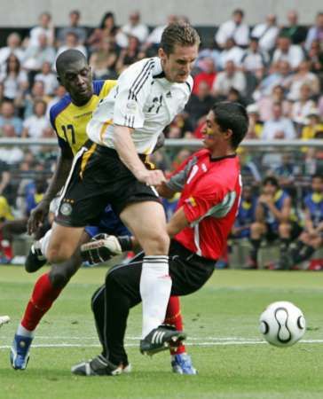 Miroslav Klose střílí druhý gól Ekvádoru podél gólman Cristian Mora. | Foto: Reuters