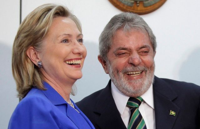 Clintonová a Lula. Americká ministryně zahraničí byla v Brazílii před týdnem a marně ji přesvědčovala o nutnosti sankcí proti Íránu. Místo toho přijdou sankce proti USA. | Foto: Reuters