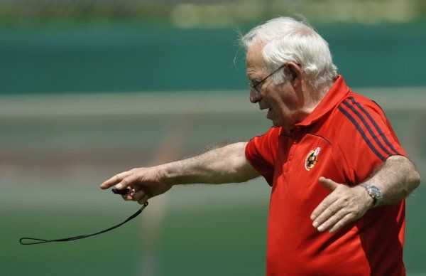 Španělský trenér Luis Aragones na pondělním tréninku v Innsbrucku. I kdyby dovedl mužstvo k titulu, skončí. | Foto: Reuters