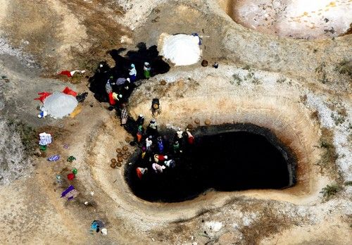 ...letecký pohled na jezírka, ve kterých ženy třídí sůl... | Foto: REUTERS/Finbarr O'Reilly