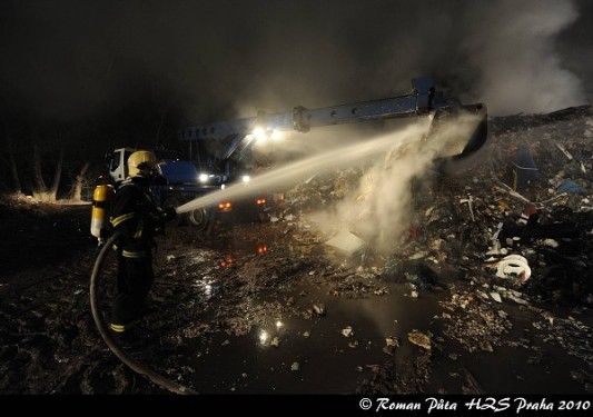 Snímky ze zásahu na hořící skládce odpadků. | Foto: Roman Půta HZS Praha