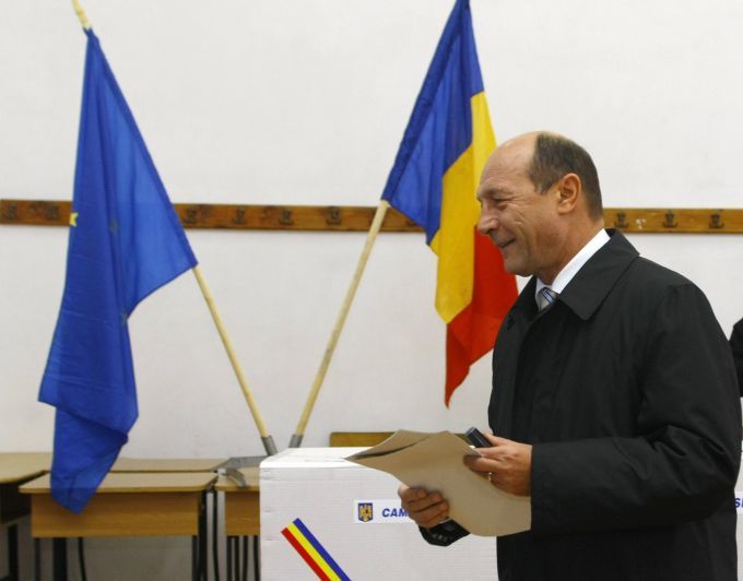 Rumunský prezident Traian Basescu má blízko k Liberálně-demokratické straně. Na fotce je ve volební místnosti v Bukurešti | Foto: Reuters