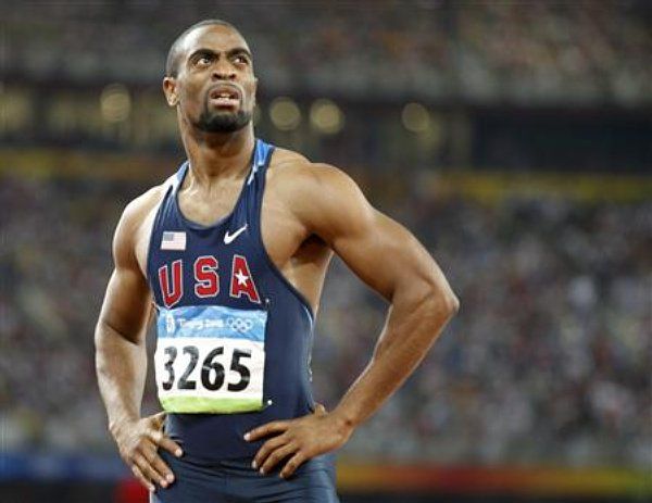 Americký sprinter Tyson Gay zklamaně hledí na výsledkovou tabuli. Do finále se nepodívá. | Foto: Reuters