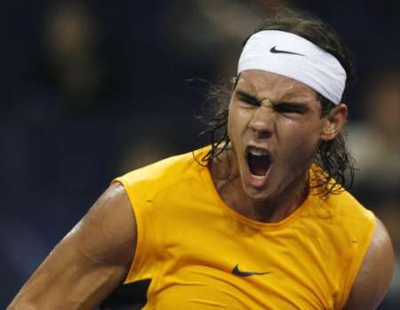 Španělský tenista Rafael Nadal reaguje při zápase Turnaje mistrů s Rusem Nikolajem Davyděnkem. | Foto: Reuters