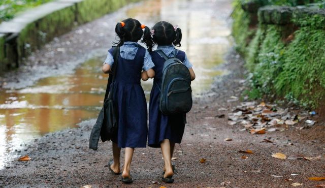 Šalala a Šalana na cestě do školy. | Foto: Reuters