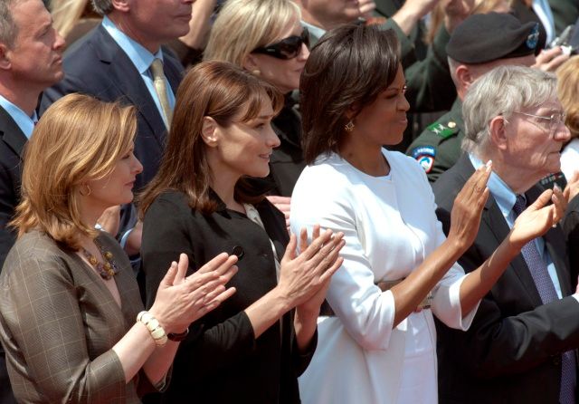 Sarah Brownová, Carla Bruniová-Sarkozyová a Michelle Obamová (zleva) v publiku. | Foto: Reuters