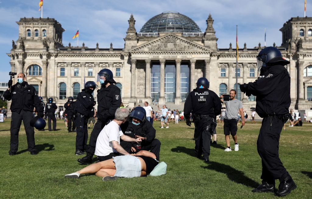 Polizei auf Abruf.  Restriktionsgegner aus ganz Deutschland und dem Ausland ziehen nach Berlin