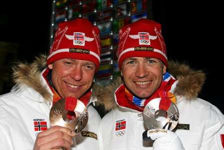 Halvard Hanevold a Ole Einar Bjoerndalen se radují z medailového přídělu po biatlonovém závodě na 20 km. Norové však čekali víc. | Foto: Reuters