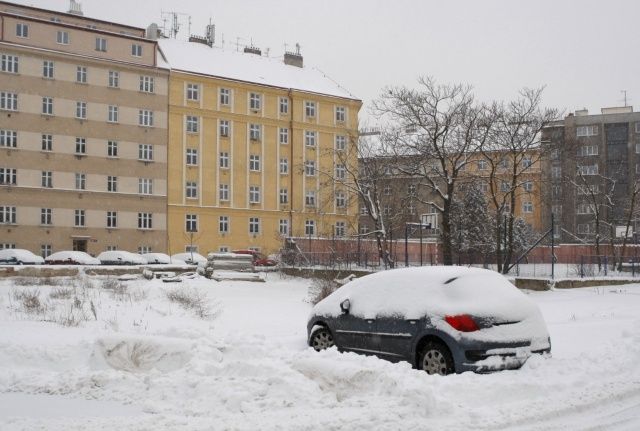 Praha se pod závějemi změnila v klidné místo. Parkoviště v Holešovicích. | Foto: Jan Langer