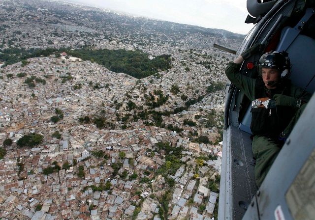 Americký voják si prohlíží následky zemětřesení v haitské metropoli Port-au-Prince. | Foto: Reuters