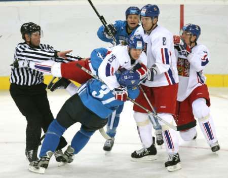 Strkanice v zápase Česko - Finsko krátce po zranění Jaromíra Jágra. | Foto: Reuters