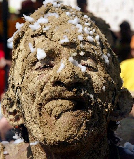 Tanečník během festivalu v Barranquille v Kolumbii. | Foto: Reuters