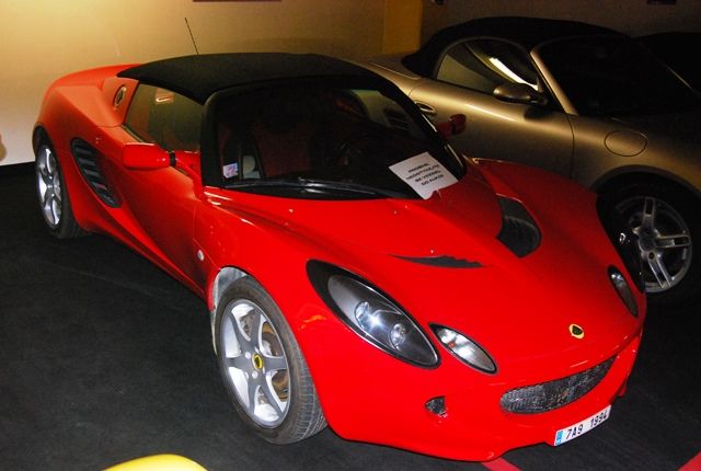 Lotus Elise patřil k levnějším - k mání za 400 000 Kč. | Foto: Radek Pecák