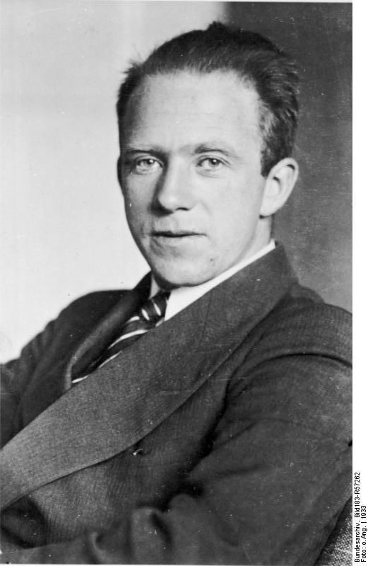 Werner Heisenberg (1901 - 1976), nositel Nobelovy ceny za fyziku z roku 1932. Proslulý autor principu neurčitosti v kvantové fyzice, byl také jedním z vědců, kteří se snažili sestrojit pro Hitlera atomovou bombu. Naštěstí neúspěšně. | Foto: Wikimedia Commons