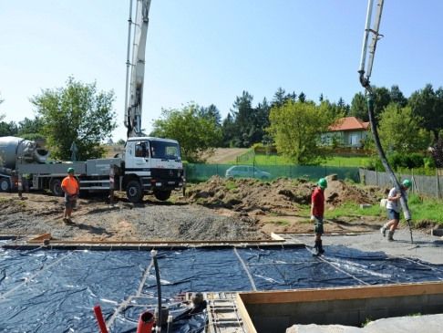 9:45 hod. Přijíždí první mix betonu na stavbu, začíná betonáž (čerpání betonu na plochu budoucí základové desky rodinného domu). | Foto: Komerční sdělení