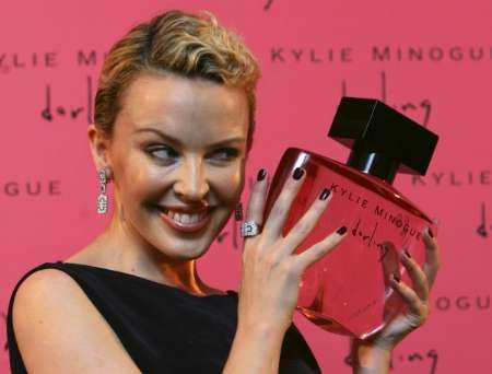 Slavná australská zpěvačka Kylie Minogue představila nový parfém, který bude k dostání pod jejím jménem. Stejně jako řada dalších hvězd chce i ona vytěžit ze své proslulosti co možná nejvíc. | Foto: Reuters