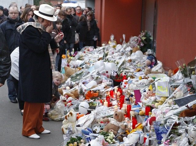 Květiny na místě páteční tragédie | Foto: Reuters