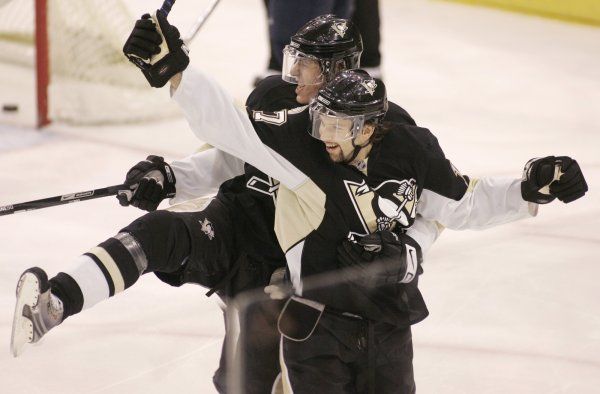 Petr Sýkora (vpředu) a Jevgenij Malkin se radují z gólu Pittsburghu. | Foto: Reuters