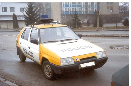 Postupně docházelo k dočerpání nasmlouvaných vozidel sovětské provenience a začaly se upřednostňovat české vozy, například Škoda Favorit. | Foto: Čeněk Sudek/Policejní historická společnost