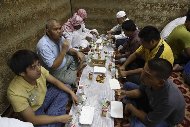 Večeře imigrantských dělníků v Rijádu v Saúdské Arábii. | Foto: Reuters