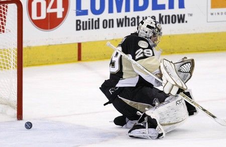 Tento puk už Marc-André Fleury nechytí, Detroit vede 2:0. | Foto: Reuters