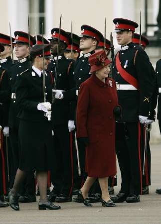 Královna Alžběta II. vykonává slavnostní přehlídku a právě míjí svého vnuka - prince Williama. | Foto: Reuters