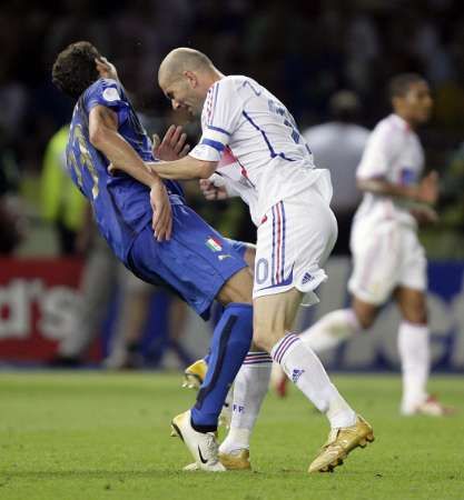 Francouz Zinédine Zidane (vpravo) udeřil hlavou Itala Materazziho do prsou a po červené kartě musel předčasně opustit boj o zlato na fotbalovém MS. | Foto: Reuters