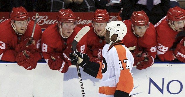 Wayne Simmonds projíždí po proměněném nájezdu kolem střídačky Detroitu | Foto: ČTK/AP