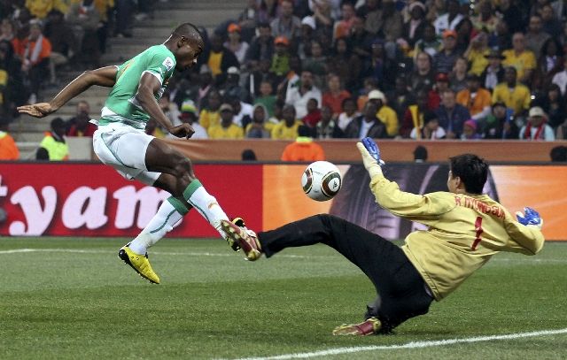 ... třetí Salomon Kalou. | Foto: Reuters