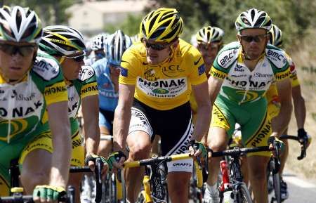 Jezdec týmu Phonak Floyd Landis se svými spolujezdci na 13. etapě 93. Tour de France. | Foto: Reuters