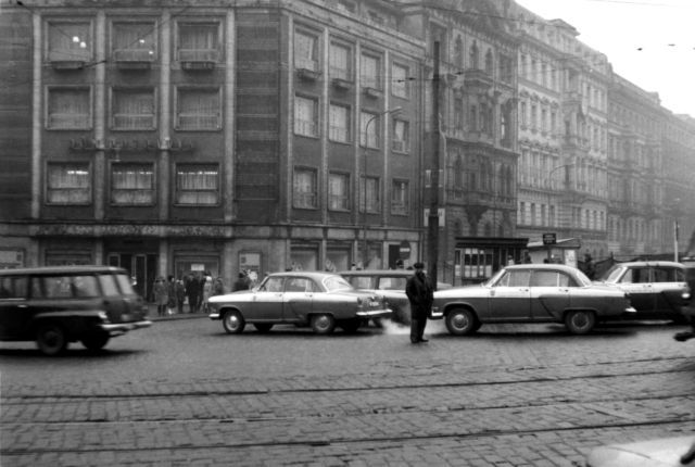 Snímek z rekonstrukce: figurant stojí na místě, kam doběhl hořící Palach. | Foto: Archiv bezpečnostních složek