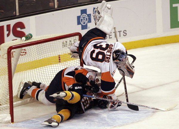 Brankář NY Islanders DiPietro se dokonce prolétnul vzduchem. | Foto: Reuters