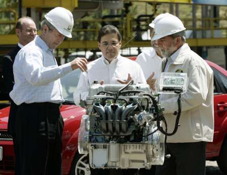 Americký prezident George Bush a jeho brazilský protějšek Luis Inacio Lula da Silva během demonstrace biopalivového motoru | Foto: Reuters