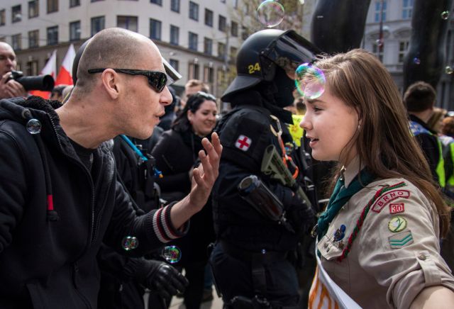 Skautka a skin - setkání dvou světů během prvomájové demonstrace extrémní pravice. Brno, 1. května 2017. | Foto: ČTK/AP/Vladimir Cicmanec