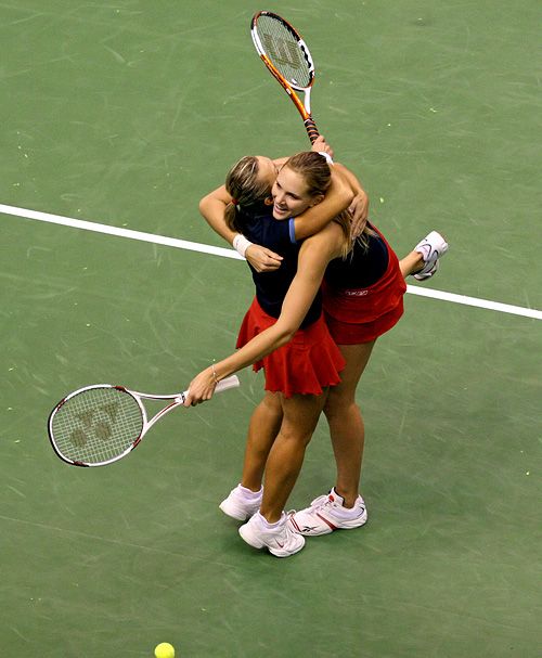 Radost českých tenistek Nicole Vaidišové a Květy Peschkeové. V rozhodující čtyřhře Fed Cupu přehrály Slovenky | Foto: Tomáš Adamec, Aktuálně.cz