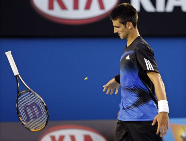 Djokovič odhazuje svou raketu. Melbourne, Austrálie | Foto: Reuters