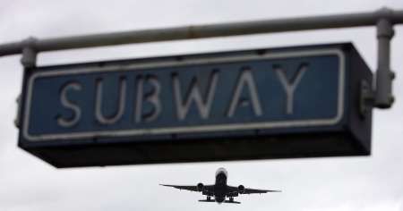 Letadlo přistává na londýnské letiště Heathrow | Foto: Reuters