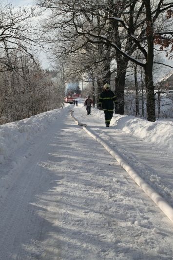 ...a poté vedena spojenými hadicemi 400 metrů až hořící stodole. | Foto: HZS Královehradeckého kraje