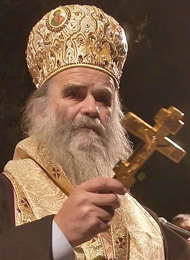 Metropolita Amfilohije při liturgii v v pravoslavném chrámu v černohorské Podgorici žehná novému roku. Pravoslavný nový rok začal 14. ledna nad ránem. | Foto: AP Photo /Risto Bozovic