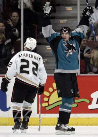 Forvard San Jose Sharks Milan Michálek (vpravo) slaví gól proti Anaheimu. | Foto: Reuters