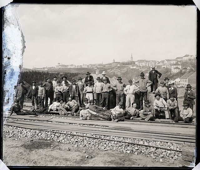 Dalším mezníkem v historii české železniční dopravy je rok 1903, kdy byla zahájena doprava na místní dráze Tábor-Bechyně: 21. června zde vyjel první vlak na elektrický pohon na normálně rozchodné trati, jehož konstruktérem byl František Křižík. Na obrázku z roku 1903 je stavba této elektrické dráhy. | Foto: Archiv: Šechtl a Voseček