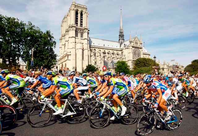 Cyklisté u Notre Dam | Foto: Reuters