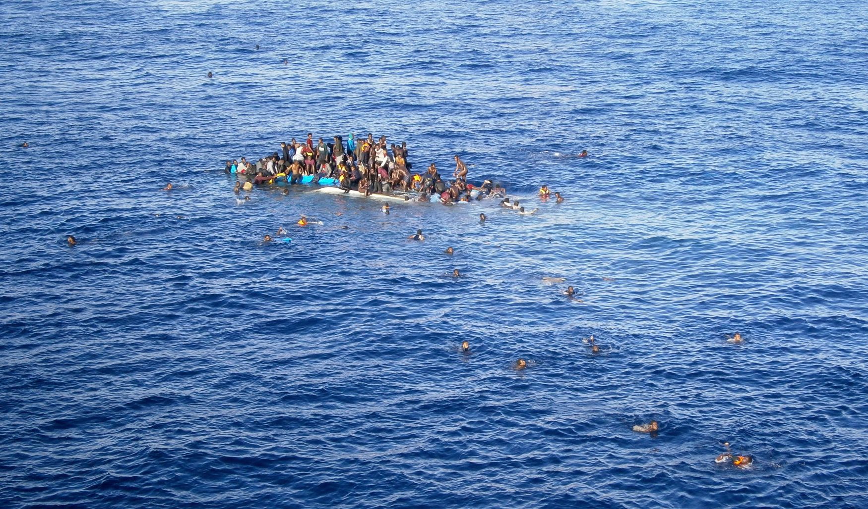 I trafficanti turchi offrono il passaggio ai rifugiati in Italia.  Potrebbe essere una “nave fantasma”