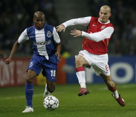 Paulo Assuncao z Porta (vlevo) v souboji s hráčem Arsenalu Fredrikem Ljungbergem. | Foto: Reuters