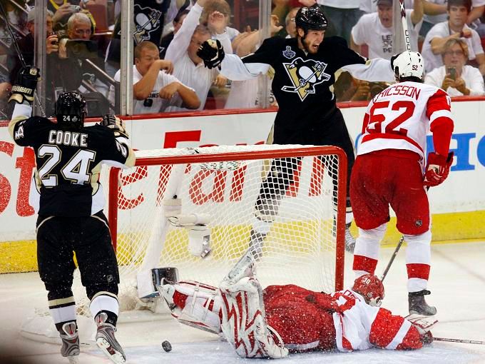 Jordan Staal z Pittsburghu se raduje z vedoucí branky do sítě Detroitu | Foto: Sport, Reuters