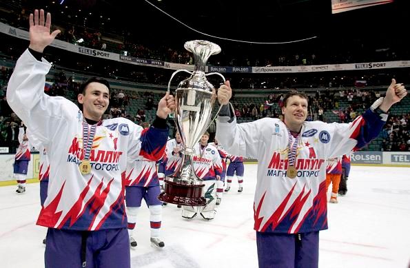 Hráči Magnitogorsku zdraví diváky s vítěznou trofejí | Foto: Reuters