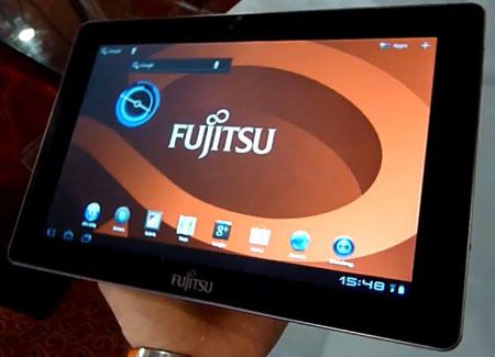 Fujitsu Stylistic M532 - výkon především Japonská nadnárodní společnost Fujitsu představila tablet Fujitsu Stylistic M532. Tablet potěší jak větším displejem o velikosti 10,1 palce s rozlišením 1280 x 800 obrazových bodů, tak výkonem, který poskytne procesor Tegra 3. Potěší kvalitní přední kamera s rozlišením 3 MPx. Zadní fotoaparát má rozlišení 8 MPx. Velikost interního úložného prostoru by v základním provedení měla být 16 GB. Pro další rozšíření paměti jsou podporovány microSD karty. Na trh by se měl tablet dostat ve druhém čtvrtletí tohoto roku. Doporučená cena byla stanovena na 499 euro. | Foto: TECHFRESH.NET